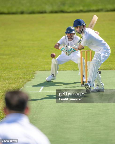 batsman in posizione pronto a colpire la palla - giocatore di cricket foto e immagini stock