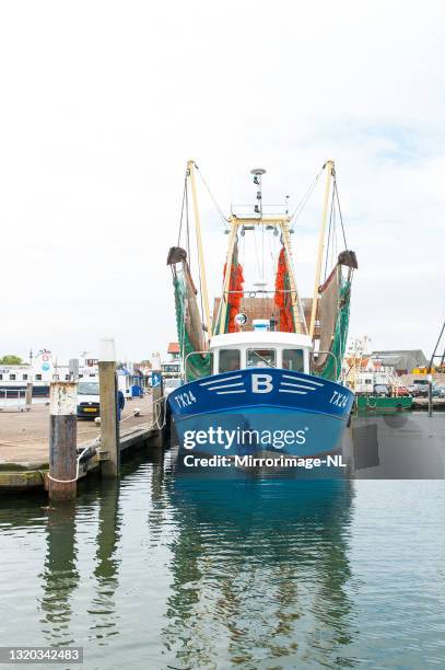 fiskebåt förtöjd längs en brygga i oudeschild - texel bildbanksfoton och bilder