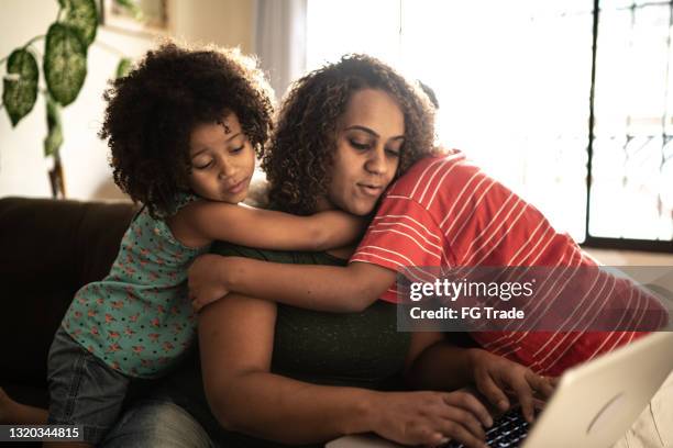 madre tratando de trabajar con niños que la molestan en casa - parental control fotografías e imágenes de stock