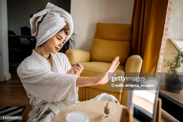 mis uñas tienen un nuevo brillo - esmalte de uñas fotografías e imágenes de stock