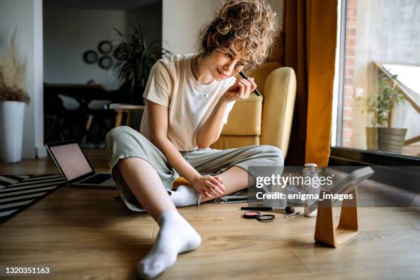 ik wil nog mooier zijn. - applying makeup stockfoto's en -beelden