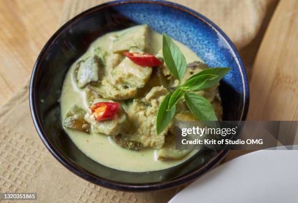 serving green curry in the bowl - curry soup photos et images de collection