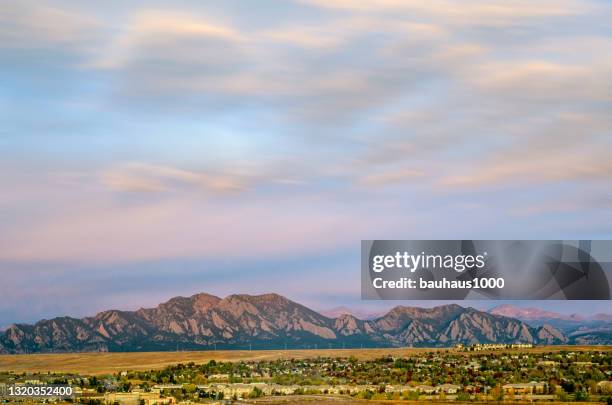 panorama of broomfield, colorado and the flatiron mountain range - montanhas flatiron imagens e fotografias de stock