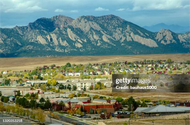 panorama de broomfield, colorado et la chaîne de montagnes de flatiron - broomfield colorado photos et images de collection
