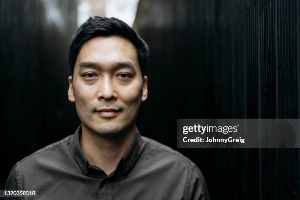 retrato de cabeza y hombros del hombre chino confiado - clave baja fotografías e imágenes de stock