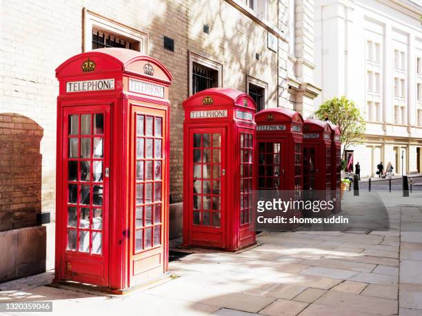red phone boxes on street in central london - covent garden 個照片及圖片檔