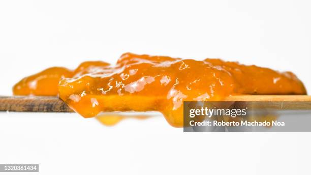 peach marmalade in white background - marmellata di agrumi foto e immagini stock