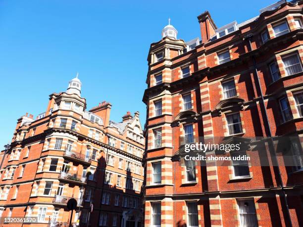 facade of old victorian apartment buildings in central london - marylebone photos et images de collection