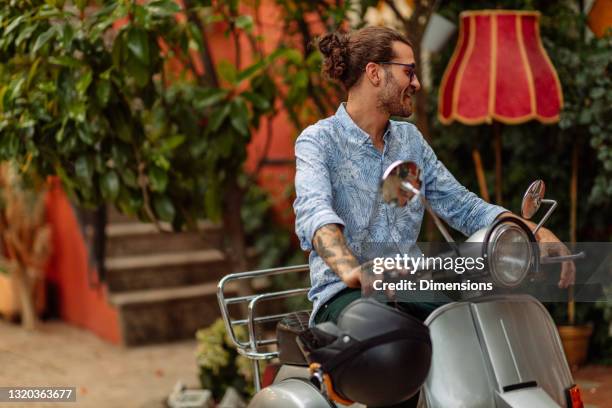 nichts ist vergleichbar mit dem einfachen vergnügen einer radtour - moped stock-fotos und bilder