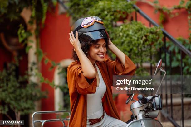 orte zu gehen, erinnerungen zu machen - moped stock-fotos und bilder