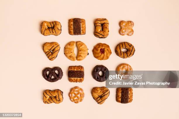 cookies on pastel background - pastel intensidad del color fotografías e imágenes de stock