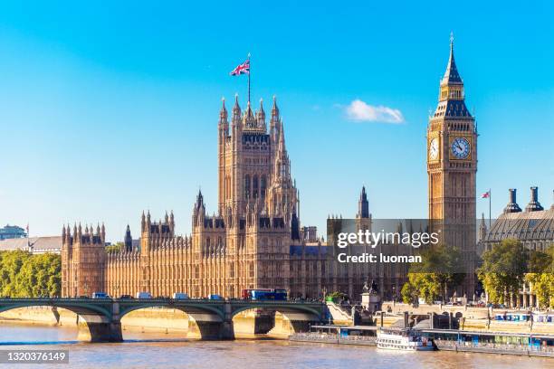 houses of parliament in london - european parliament stock-fotos und bilder