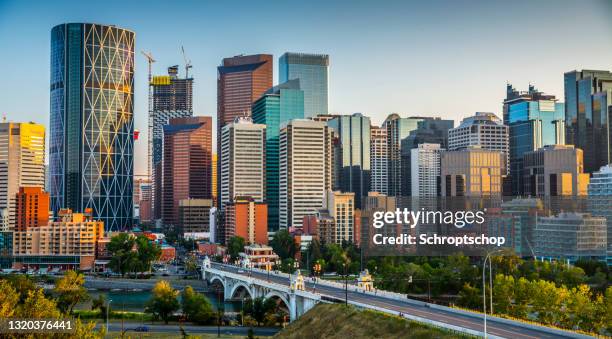 skyline von calgary in kanada - calgary alberta stock-fotos und bilder