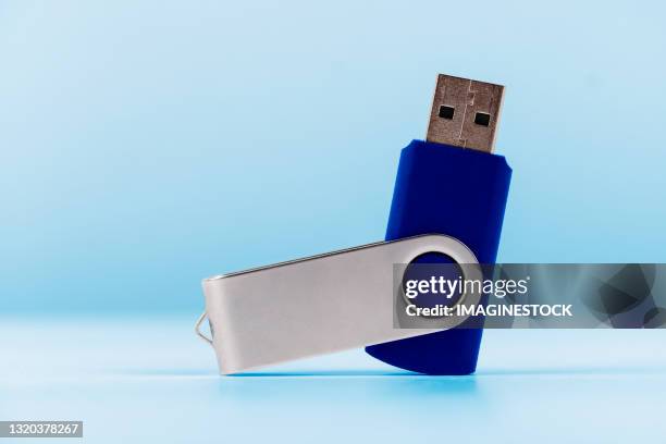 close-up of usb stick against blue background - pen drive - fotografias e filmes do acervo