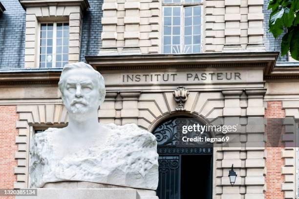 pasteur busto em frente ao antigo prédio do instituto pasteur em paris - instituto pasteur - fotografias e filmes do acervo