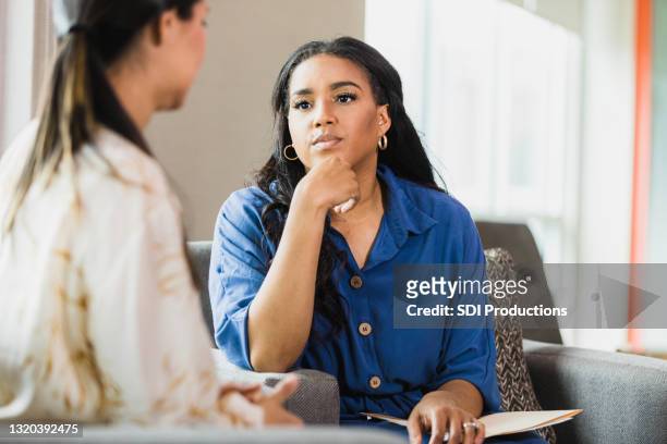 terapeuta empático escucha a la clienta - entrevista coletiva fotografías e imágenes de stock