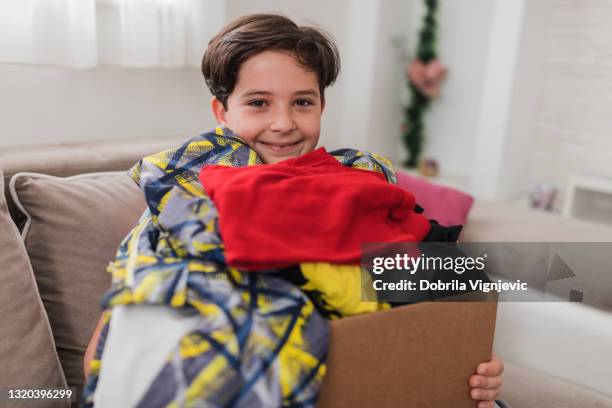 de holdingsschenkingsdoos van de jongen en het glimlachen - boy gift stockfoto's en -beelden