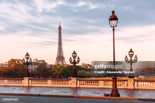 pont alexandre iii bridge and eiffel tower at sunrise, paris, france - paris france stock-fotos und bilder