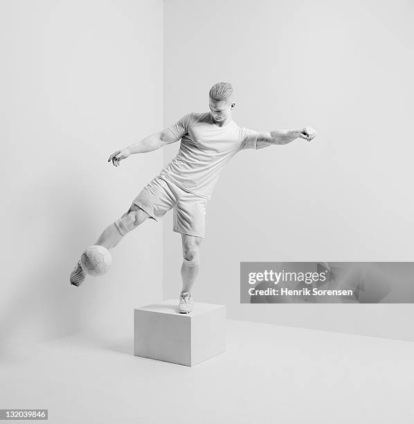 white statue in white room - futbolistas fotografías e imágenes de stock