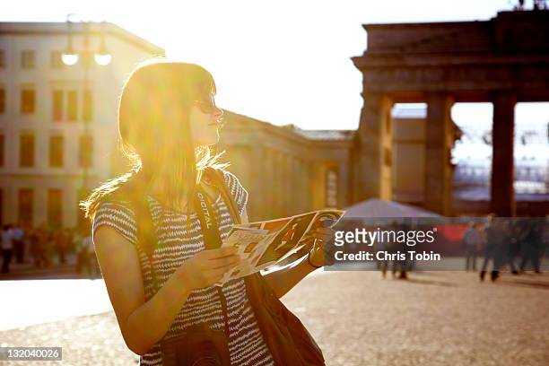 girl with map at brandenburger tor - tourist stock-fotos und bilder