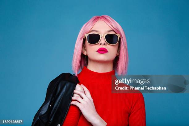 beautiful woman with pink hair - rood jak stockfoto's en -beelden