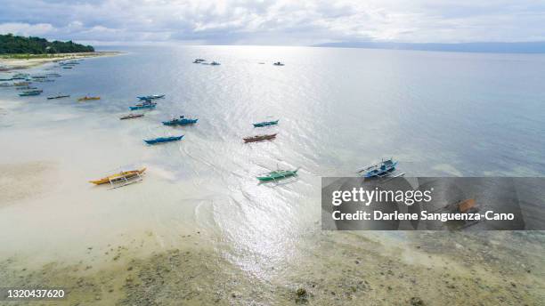 white sand beach with bamboo raft with sail - mar filipino imagens e fotografias de stock