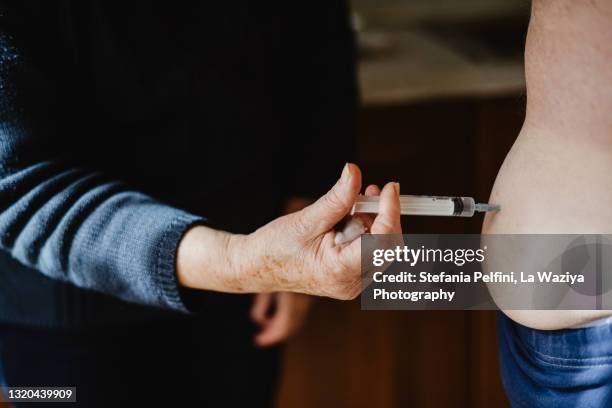 hands doing a a buttock injection - antiinflamatório imagens e fotografias de stock