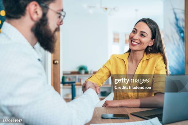 stretta di mano in ufficio - recruiter foto e immagini stock