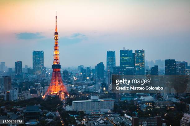 tokyo tower and downtown district at dusk, tokyo, japan - prefettura di tokyo foto e immagini stock