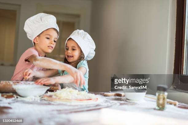 preparazione del cibo a casa - preparazione foto e immagini stock