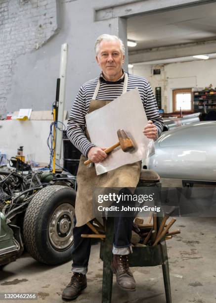 車間60年代初專業汽車修復師的肖像 - only senior men 個照片及圖片檔