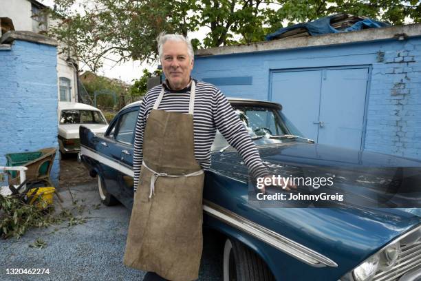 portret van autorestaurateur en klassieke amerikaanse sedan van de jaren '50 - classic car restoration stockfoto's en -beelden