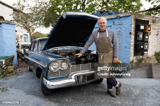 orgulloso restaurador del clásico sedán estadounidense de la década de 1950 - oldtimerauto fotografías e imágenes de stock