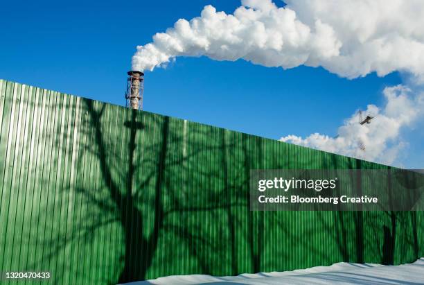 green fence and chimney vapor - fumes stock-fotos und bilder