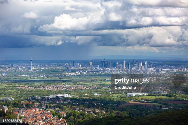 tempestade sobre frankfurt, alemanha - aeroporto internacional de frankfurt - fotografias e filmes do acervo