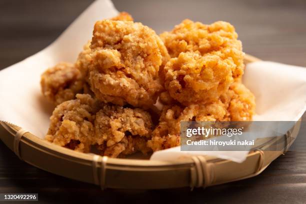 deep-fried japanese chicken - fried chicken imagens e fotografias de stock