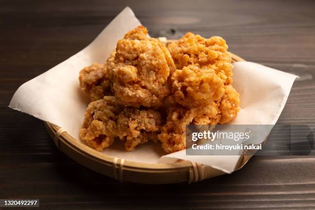 deep-fried japanese chicken - gefrituurde kip stockfoto's en -beelden