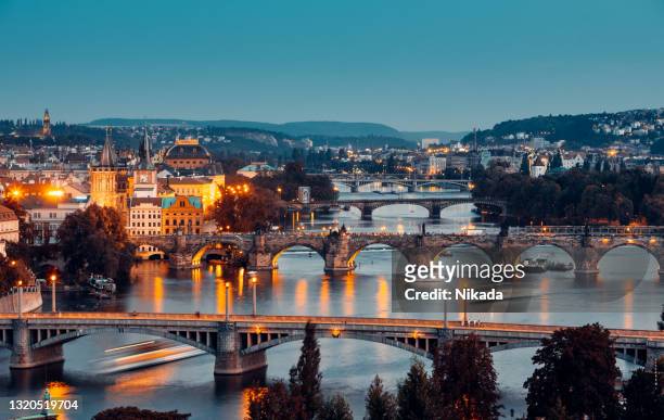 brücken von prag bei twilight, tschechische republik - karlsbrücke stock-fotos und bilder