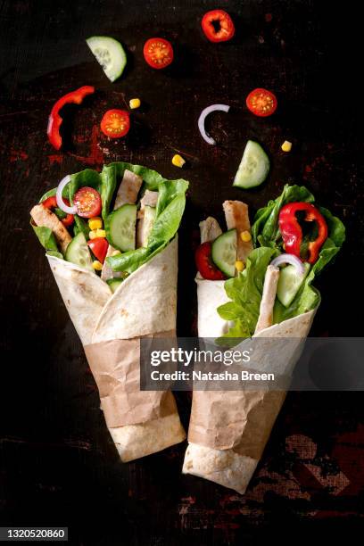 traditional mexican tortila wrap with pork meat - fajita photos et images de collection