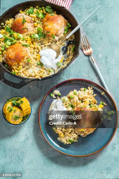 chicken and curry rice in a skillet - biryani - fotografias e filmes do acervo