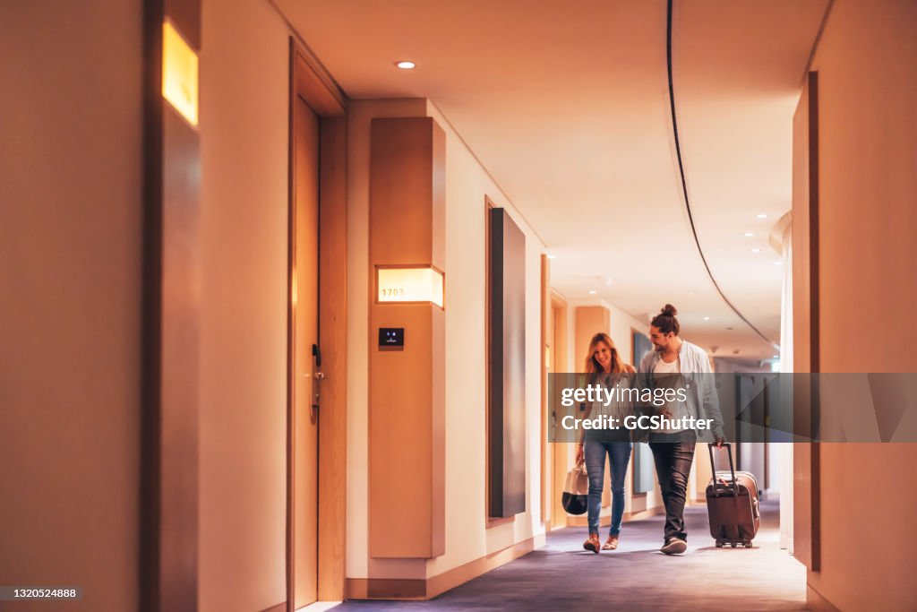 Paar dat door een luxe hotelgang loopt