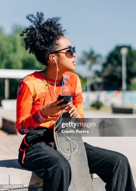 girl listening to music at skatepark - hipster girl imagens e fotografias de stock