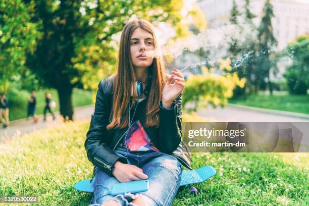 女學生在公園裡抽煙 - smoking girl 個照片及圖片檔
