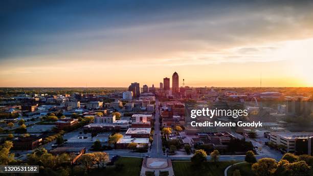 downtown des moines - iowa stock-fotos und bilder