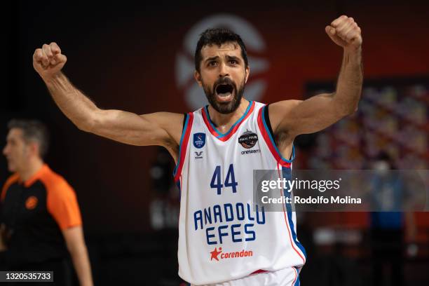 Krunoslav Simon, #44 of Anadolu Efes Istanbul celebrates at the end of the Semi Final game between CSKA Moscow v Anadolu Efes Istanbul as part of...