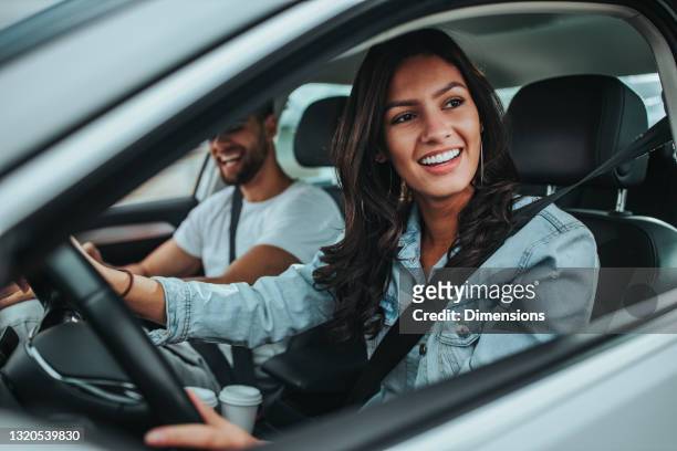 pareja joven que viaja en coche - coche fotografías e imágenes de stock
