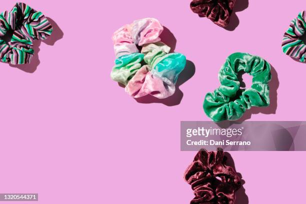 scrunchies on pink pastel background - hair accessory imagens e fotografias de stock