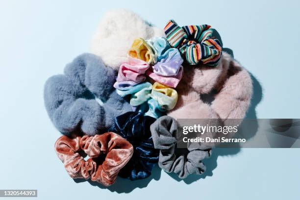 bunch of hair scrunchies - acessório de cabelo imagens e fotografias de stock