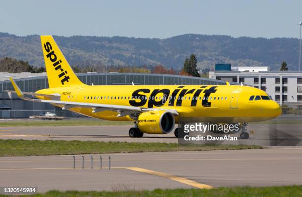 spirit airlines a320 taxi's. - taxiing stockfoto's en -beelden
