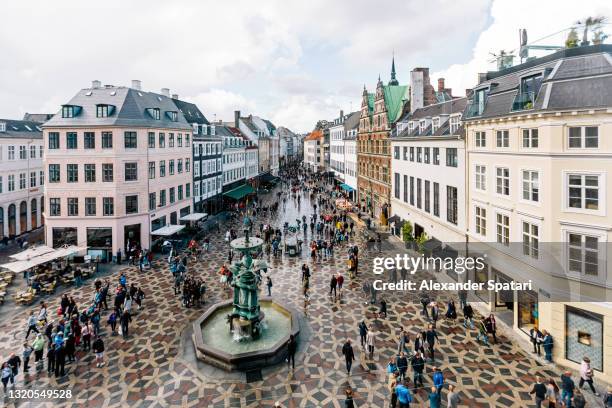 crowded square in copenhagen, denmark - shopping crowd stockfoto's en -beelden